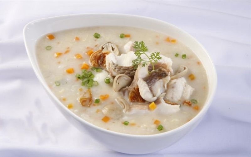 Ưu tiên ăn cháo, súp sau khi cắm vít để không phải nhai quá nhiều mà vẫn đủ dinh dưỡng